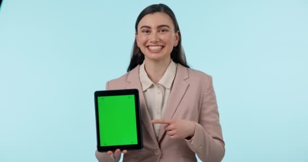 Tablet Schermo Verde Sorriso Con Una Donna Affari Che Punta — Video Stock