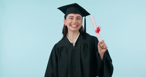 または学校での成功のための卒業証書を持つ興奮した 顔と女性 スタジオのバックグラウンドで達成するための証明書を持つ卒業生のハッピー 肖像画 — ストック動画