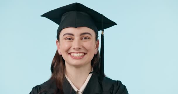 为毕业 教育成功或目标而在工作室背景下的微笑 面容和女性 为取得大学成就而自豪的学生或大学毕业生的奖学金 快乐和肖像 — 图库视频影像
