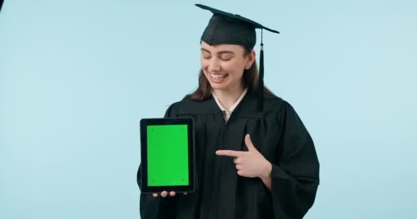 Señalar Graduación Una Mujer Con Una Tableta Pantalla Verde Para — Vídeos de Stock
