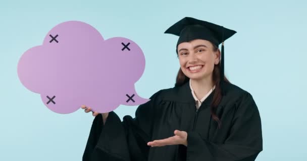 一个女学生在蓝色背景上展示文字的空间 她的毕业典礼 演讲泡沫和微笑 肖像画 社交媒体和追踪标记 模仿一个喜欢营销的大学生 — 图库视频影像