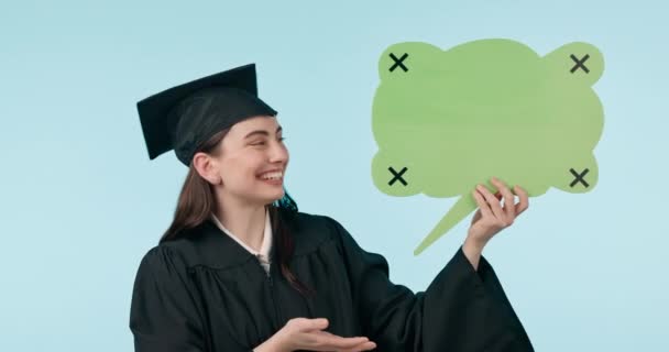 ソーシャルメディア スピーチバブル 女性卒業生が青い背景にテキストを表示するスペース マーケティングに満足する大学生とのモックアップの肖像画 追跡マーカー — ストック動画