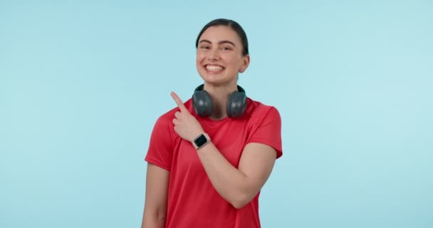 Sluchátka Ukazující Prstem Portrét Ženy Studiu Pro Reklamu Oznámení Nebo — Stock video