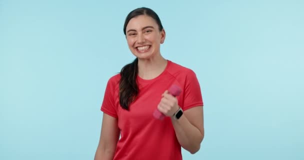 Mulher Feliz Fitness Halteres Levantamento Peso Exercício Treino Contra Fundo — Vídeo de Stock