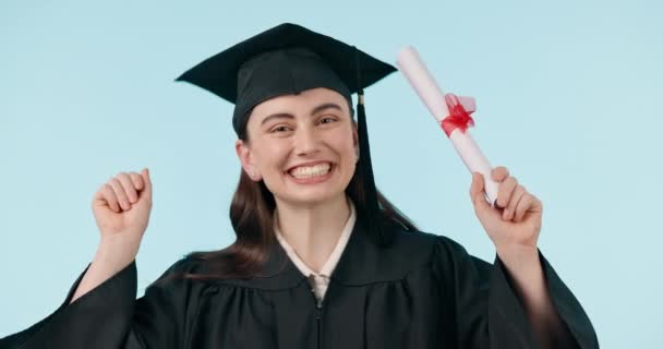 Αποφοίτηση Ενθουσιασμένοι Και Γυναίκα Πιστοποιητικό Στο Χέρι Για Την Επιτυχία — Αρχείο Βίντεο