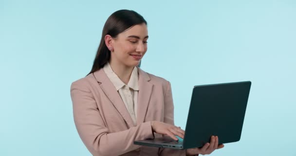 Lachen Typen Zakenvrouw Laptop Studio Geïsoleerd Blauwe Achtergrond Mockup Ruimte — Stockvideo