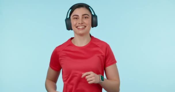 Boldog Fitnesz Futás Fülhallgatóval Sport Motiváció Ellenére Stúdió Háttér Aktív — Stock videók