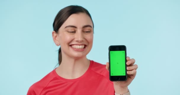 Pantalla Verde Teléfono Cara Mujer Feliz Estudio Con Espacio Para — Vídeo de stock