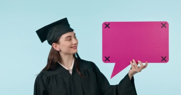 社交媒体 言语泡沫和微笑与一个女学生在蓝色背景上展示文字的空间 与一个喜欢营销的大学生进行模仿的肖像 毕业设计和跟踪标记 — 图库视频影像