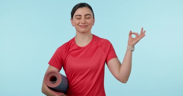 Meditace Lotosové Ruce Žena Studiu Podložkou Jógu Pro Duševní Zdraví — Stock video