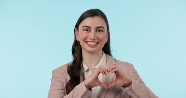 Щасливий Портрет Жінка Студії Серцем Руки Ділового Огляду Любові Або — стокове відео