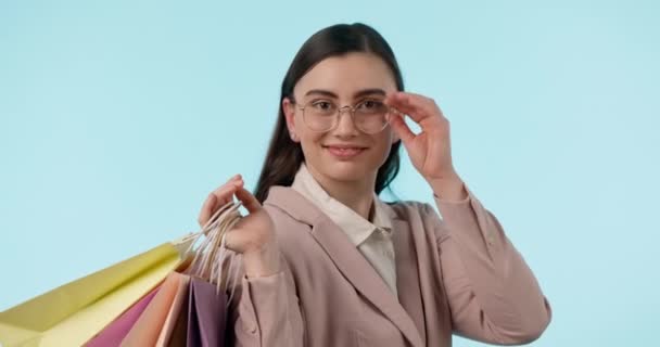 Cara Gafas Guiño Mujer Con Bolsa Compras Estudio Aislado Sobre — Vídeo de stock
