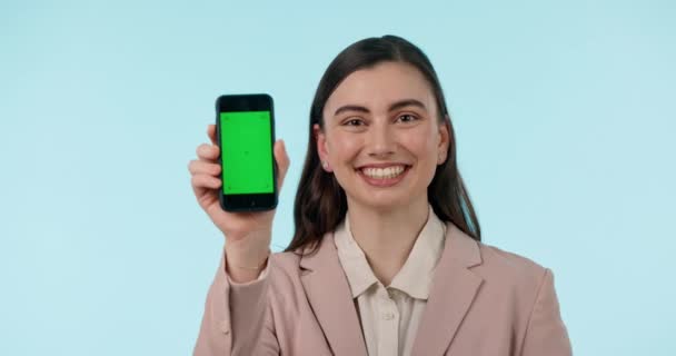 绿色屏幕 电话模拟和一个女人在工作室与网站 互联网和社交网络 带有蓝底智能手机 广告或移动应用程序评论的商务人士的肖像 — 图库视频影像