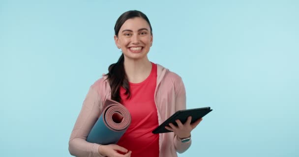 Jóga Žena Tablet Pro Cvičení Meditaci Cvičení Propojením Komunikací Studiu — Stock video