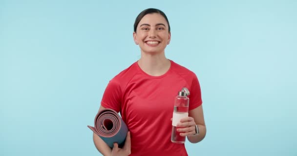 Botella Agua Esterilla Ejercicio Una Mujer Estudio Para Entrenamiento Salud — Vídeo de stock