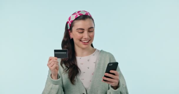 Sonrisa Teléfono Tarjeta Crédito Con Una Mujer Cliente Estudio Fondo — Vídeos de Stock