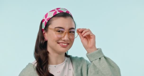 Twarz Mrugnięcie Kobieta Okularach Styl Pewny Siebie Hipster Niebieskim Tle — Wideo stockowe