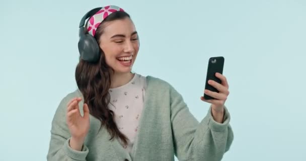 Mujer Feliz Teléfono Pulgares Hacia Arriba Videollamada Reunión Conversación Fondo — Vídeo de stock