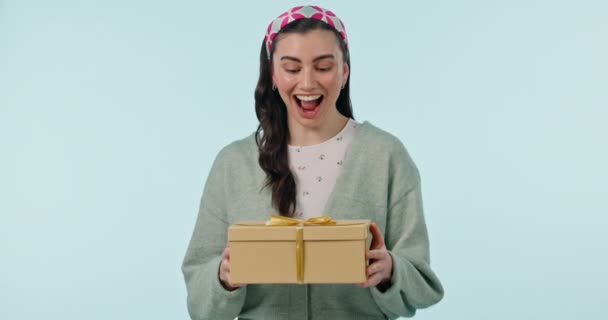 Sürpriz Hediye Stüdyoda Paketli Bir Kadın Var Yarışma Ödülü Mavi — Stok video