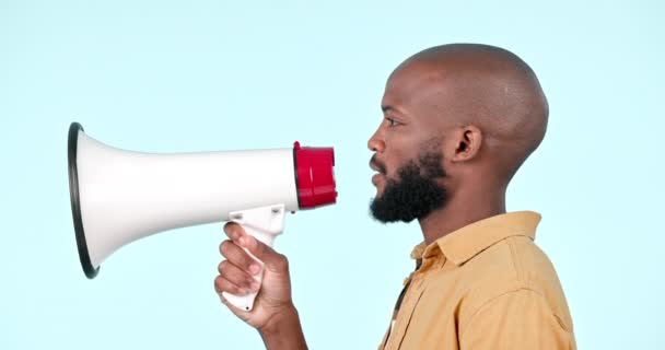 スピーカー メガフォン ブルーバックグラウンドで発表やニュースのためにスタジオで話している男 声のためのスピーカーやいじめのある黒人のプロフィール 言論の自由と放送 — ストック動画