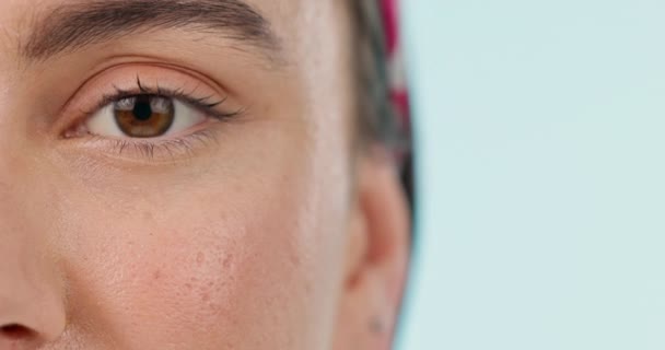 Zbliżenie Oko Kobieta Wizją Wellness Optometry Tle Niebieskiego Studia Zoom — Wideo stockowe