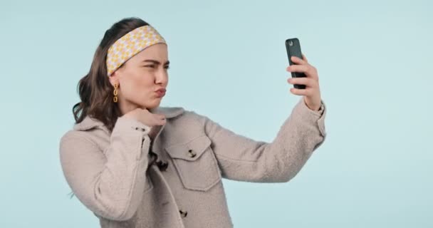 Šťastná Žena Mírové Znamení Selfie Fotografii Nebo Sociálních Médiích Pozadí — Stock video