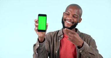 Gösterişli, yeşil ekran ya da indirimli telefon anlaşmalı mutlu siyah adam ya da logo alanında indirim. Mavi arka planda model, haber ya da mobil uygulama tanıtımı yapan Afrikalı kişinin reklamı, gülümsemesi ya da yüzü.