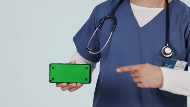 看護師 電話グリーンスクリーン スタジオでの成功 医療サービス プレゼンテーションのための大丈夫な手 クリニックアプリ モバイルモックアップ ホワイトバックグラウンドでマーカーを追跡する医師または医療関係者 — ストック動画