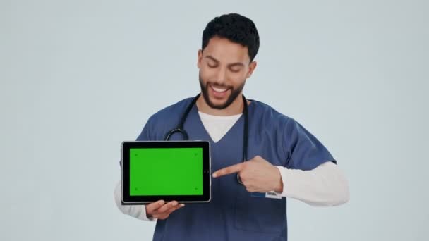 平板绿色屏幕和大拇指向上的成功 医疗保健服务和医疗演示在工作室 有相同之处或有相同之处的医生的脸和数码模型 跟踪标记和白色背景 — 图库视频影像