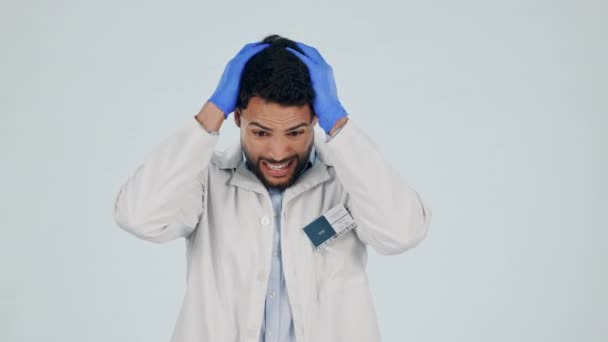 Vědec Stres Muž Tahat Vlasy Studiu Izolované Bílém Pozadí Makupy — Stock video