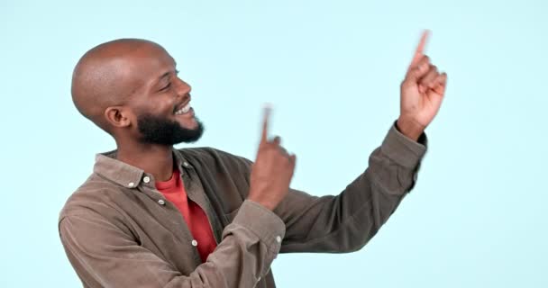 Burla Sonrisa Hombre Negro Apuntando Hacia Espacio Estudio Aislado Sobre — Vídeos de Stock