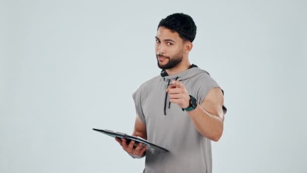 邀请和男人在工作室的平板电脑上进行健身应用的锻炼 训练和锻炼 你和数字技术上的人物形象指向灰色背景的体育馆登记 — 图库视频影像