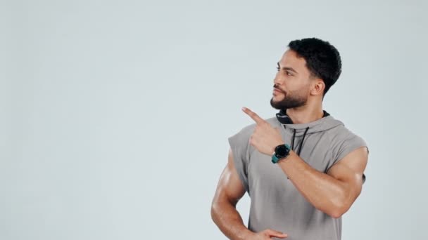 Homem Rosto Apresentação Com Publicidade Ginásio Fitness Sorrir Enquanto Aponta — Vídeo de Stock