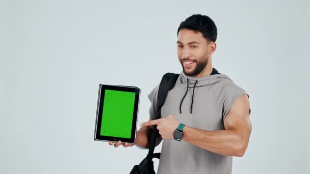Hombre Feliz Entrenador Personal Tableta Con Pantalla Verde Regístrate Maqueta — Vídeo de stock