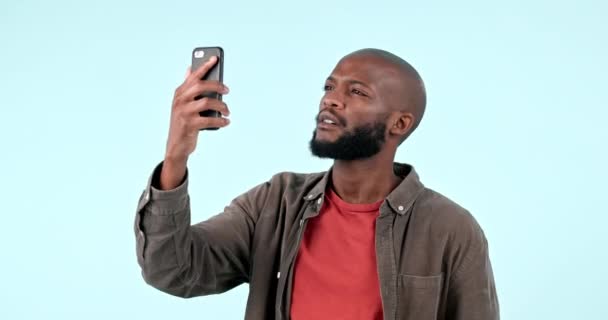 Teléfono Problema Hombre Negro Estudio Con Conexión Señal Búsqueda Red — Vídeo de stock