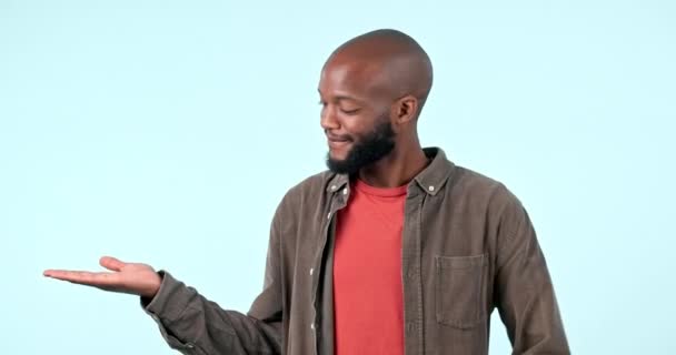 Señalando Cara Feliz Hombre Negro Por Venta Oferta Descuento Venta — Vídeos de Stock
