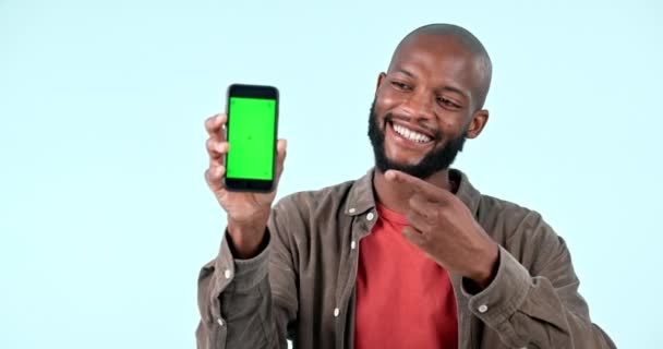 指指点点 绿色屏幕或快乐的黑人男子与电话折扣交易或出售的标志空间 具有蓝底背景的模仿 新闻或移动应用程序促销的非洲人的广告 微笑或面容 — 图库视频影像
