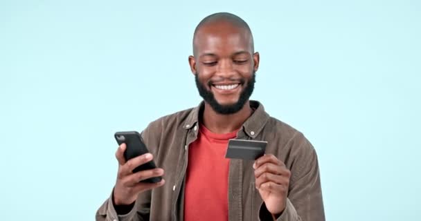 Smartphone Tarjeta Crédito Negro Hombre Compras Línea Estudio Aislado Espacio — Vídeo de stock
