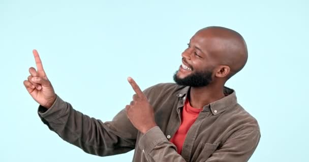 Счастливый Черный Человек Указывающий Рекламирующий Маркетинге Скидках Распродажах Студийном Фоне — стоковое видео