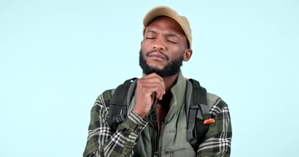 Sırt Çantası Düşünme Stüdyodaki Siyah Adamın Yüzü Yürüyüş Soru Fikir — Stok video