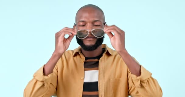 Gafas Sol Sonrisa Cara Hombre Negro Estudio Con Estilo Moda — Vídeos de Stock