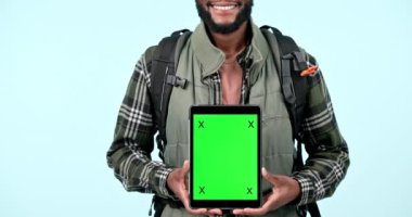 Tablet yeşil ekran, yürüyüş GPS 'i olan eller ve insanlar, online marka duyurusu ya da taklit alanı. Stüdyo izleme işaretleyicileri, haber reklamları ve sırt çantalı egzersiz rehberi uygulaması mavi arkaplan üzerinde.