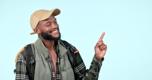 Hombre Negro Feliz Mochila Apuntando Publicidad Marketing Contra Fondo Estudio — Vídeos de Stock
