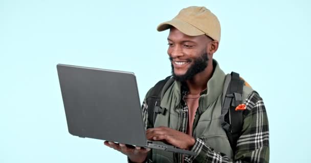 笔记本电脑 徒步旅行和一个黑人在线购物在工作室蓝色背景的露营业余爱好 互联网或研究 与快乐的徒步旅行者一起寻找去某个地方的方向 — 图库视频影像