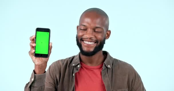 绿色屏幕或快乐的黑人男子与移动折扣交易或出售的标志空间 具有蓝底背景的模仿 新闻或智能手机促销的非洲人的广告 微笑或面容 — 图库视频影像
