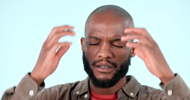 燃え尽き または間違いを心配しているスタジオの男性のフラストレーション ストレスと不安 うつ病 頭の手の青い背景にあるアフリカの男性の顔 — ストック動画