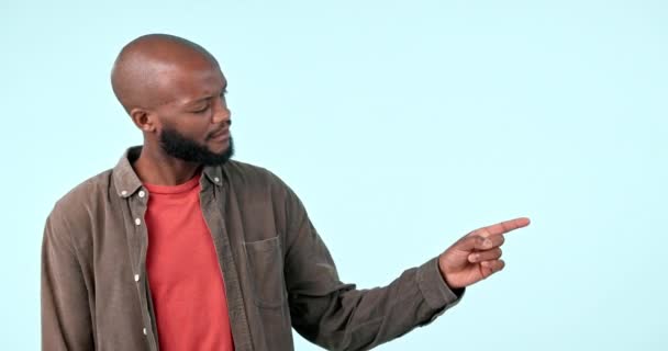 Pointing Oder Das Gesicht Eines Schwarzen Mannes Studio Für Feedback — Stockvideo