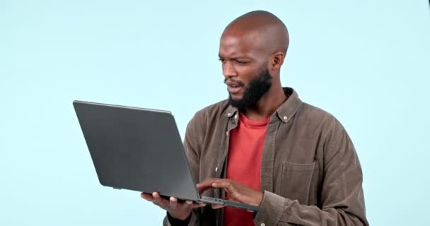 Laptop Homem Negro Confuso Estúdio Para Trabalho Marketing Digital Web — Vídeo de Stock
