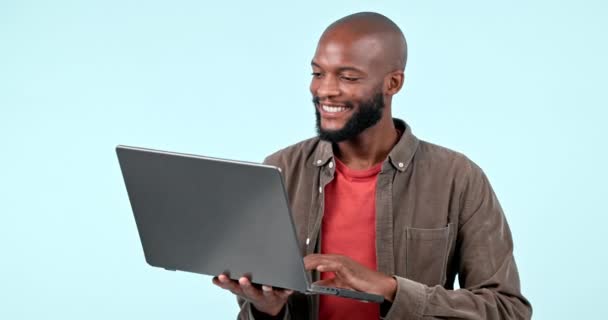 Laptop Website Και Μαύρος Άνδρας Χαμόγελο Στο Studio Για Digital — Αρχείο Βίντεο