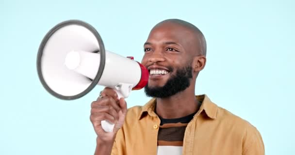 メガフォン スピーカー ブルーバックグラウンドで発表やニュースのためにスタジオで話している男 声のためのスピーカーやいじめのある幸せな黒人の顔 スピーチの自由と放送 — ストック動画